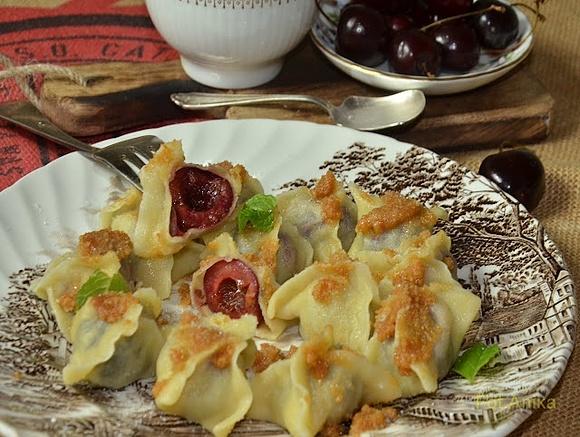 Pierogi z czereśniami w cieście kukurydzianym