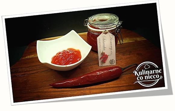 Domowy sos Sriracha do użytku w multicookerze