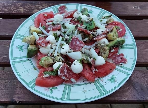 Sałatka z pomidorami avocado fuet i dyniowymi dodatkami