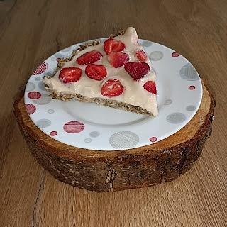 Tarta bez pieczenia z masą budyniową i truskawkami