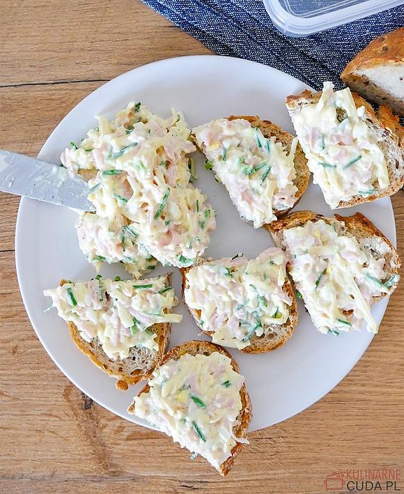 Pasta jajeczna z szynką - przepis na smaczny dodatek do kanapek