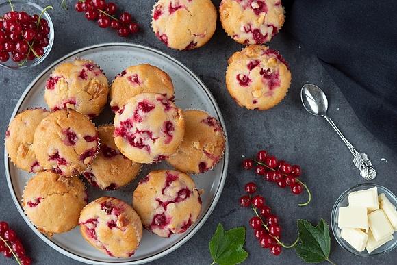 Muffiny z czerwonymi porzeczkami i białą czekoladą