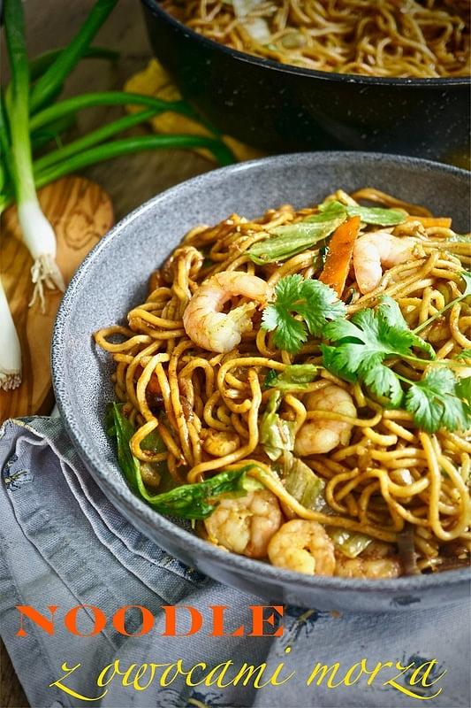 Szanghajskie noodle z owocami morza