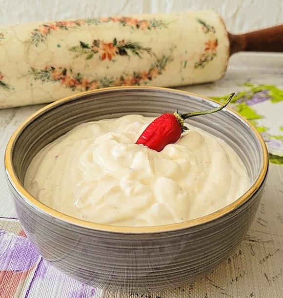 Ostry sos czosnkowy do dań grillowanych