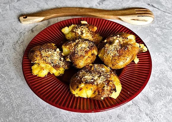 Gniecione ziemniaki z parmezanem