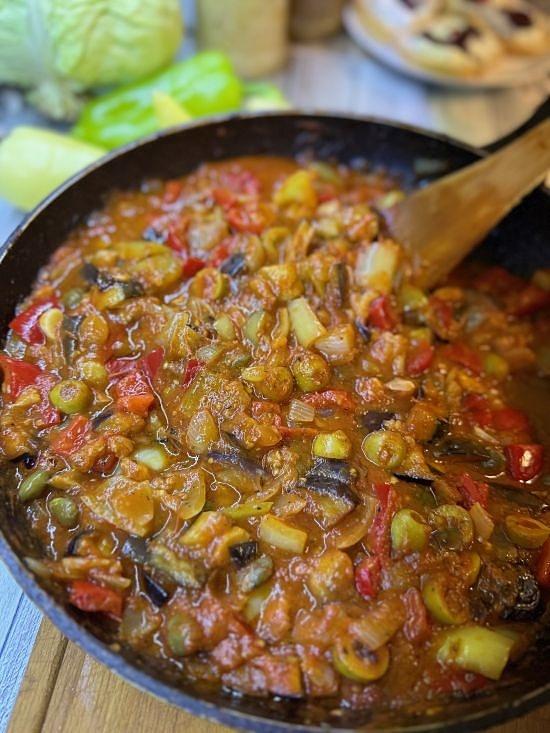 Caponata – sycylijski warzywny gulasz, wegetariańska potrawa