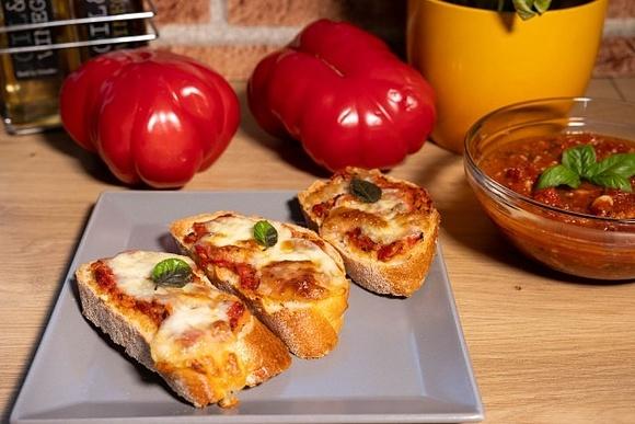 Domowa bruschetta z pomidorami i bazylią