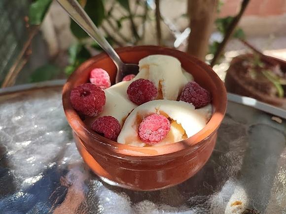 Lody śmietankowe z malinami z maszynki