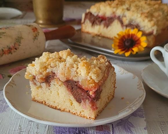 Ciasto jogurtowe ze śliwkami i kruszonką