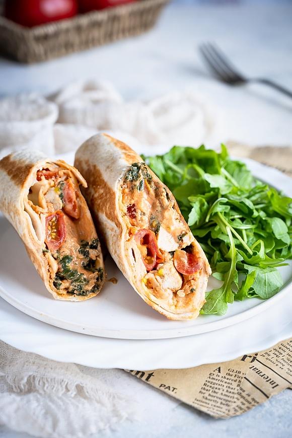 Tortilla z kurczakiem i szpinakiem w sosie pomidorowym