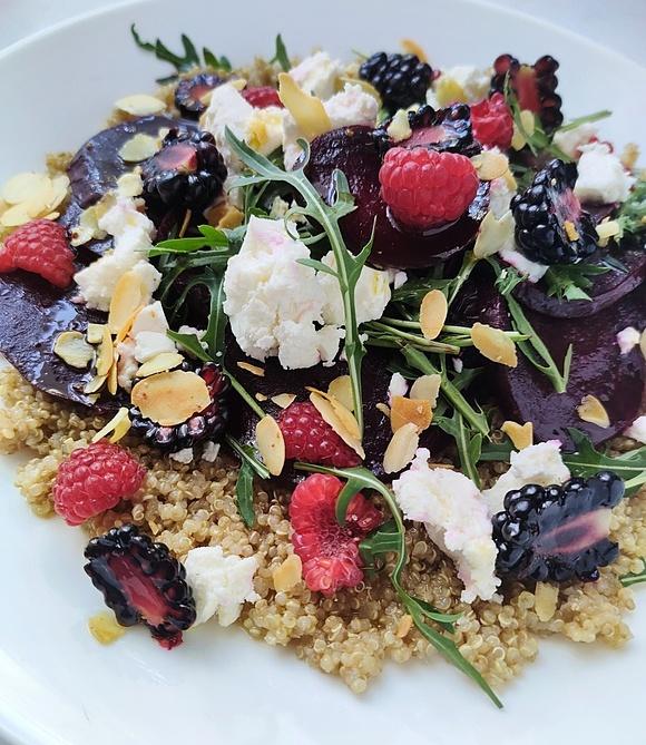 Buraki na quinoa z serem feta i migdałami - lekki letni posiłek