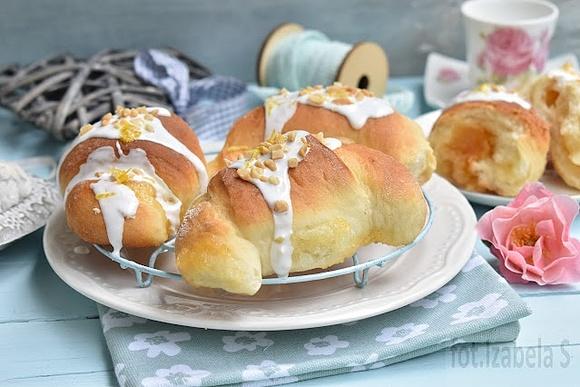 Rogale drożdżowe z lemon curd i cytrynowym lukrem