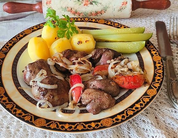 Wątróbka drobiowa duszona w cebuli i jabłkach