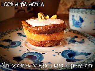 Mini serniczki keto z pistacjami