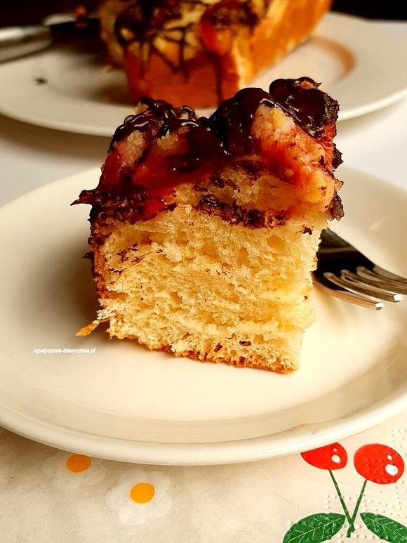 Ciasto drożdżowe ze śliwkami i czekoladą