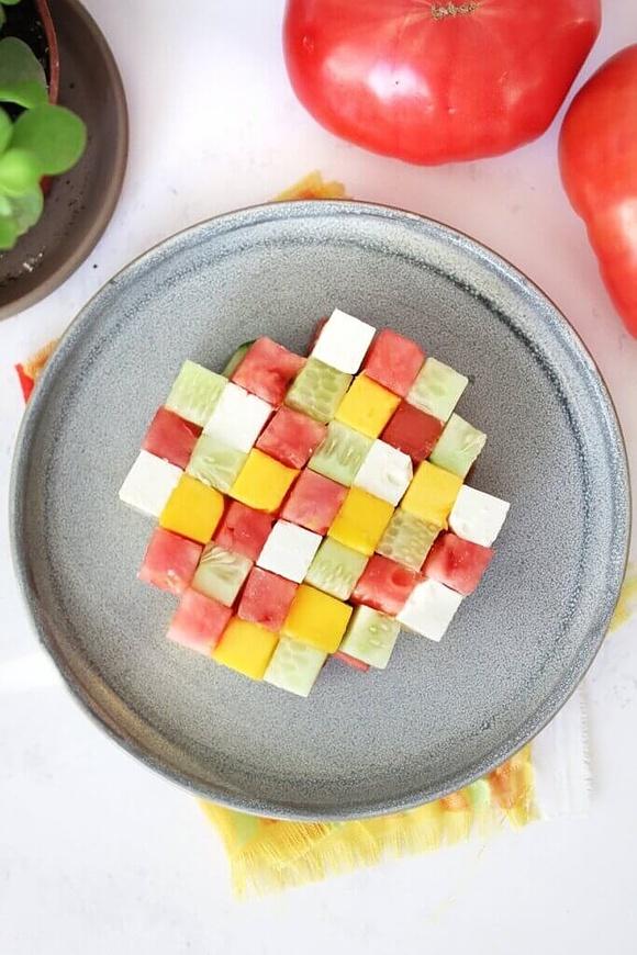 Sałatka Tetris z serem feta i mango
