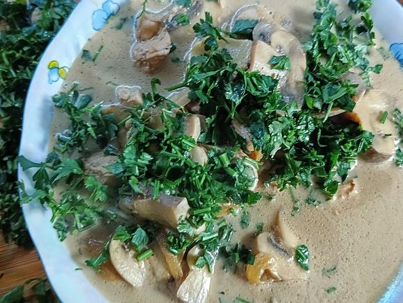 Keto zupa pieczarkowa z mięsem