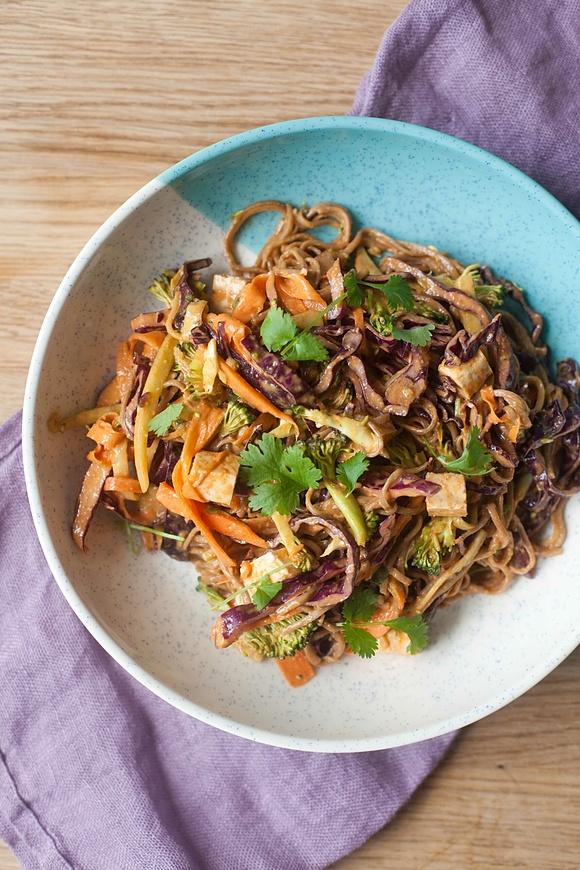 Sałatka z makaronu soba z warzywami i tofu