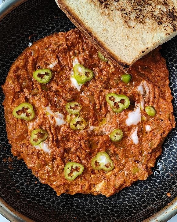 Menemen turecka jajecznica z pomidorami i papryką