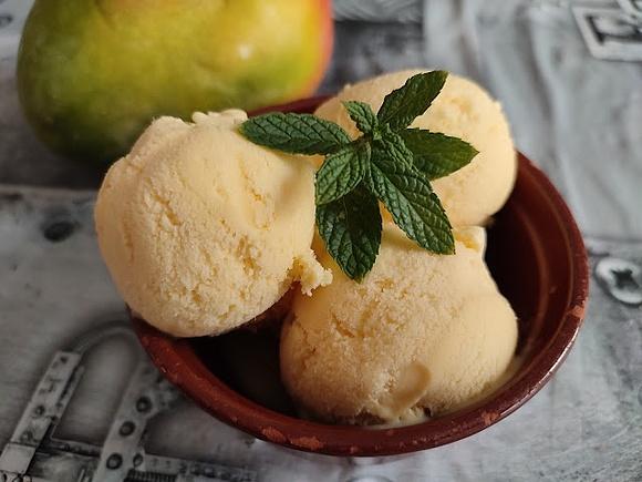 Lody mleczne z mango z maszynki