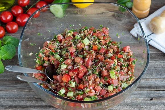 Tabbouleh – sałatka z kaszą bulgur i warzywami