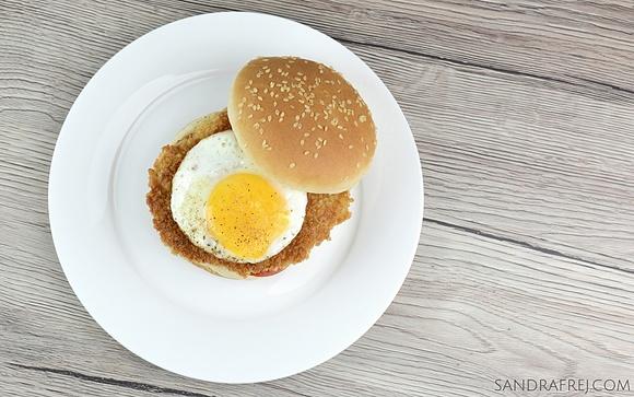 Burger z boczniaka z jajkiem