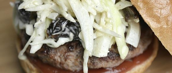 Coleslaw z suszonymi śliwkami