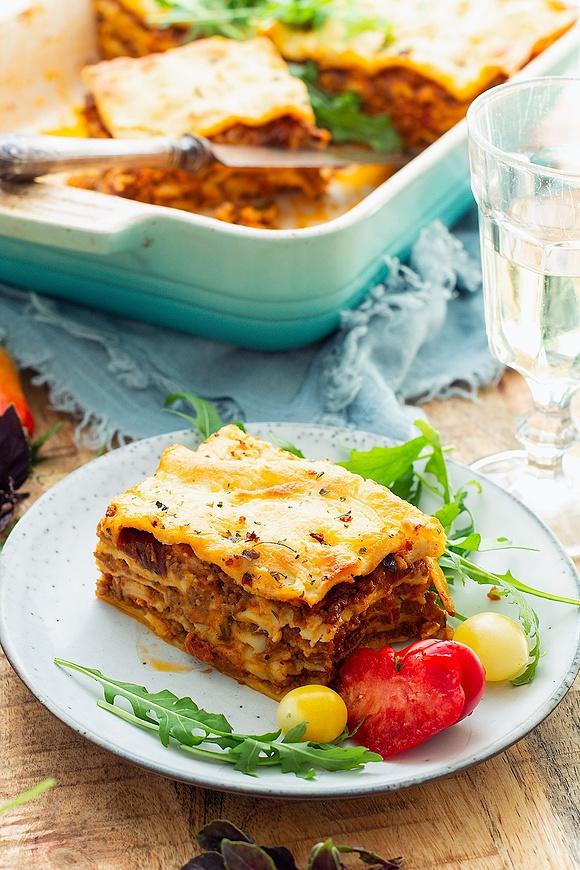 Domowe lasagne bolognese z boczkiem i pomidorami - wyjątkowy obiad