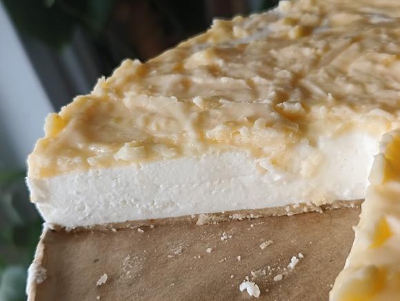 Jogurtowiec z lemon curd na marcepanowym spodzie