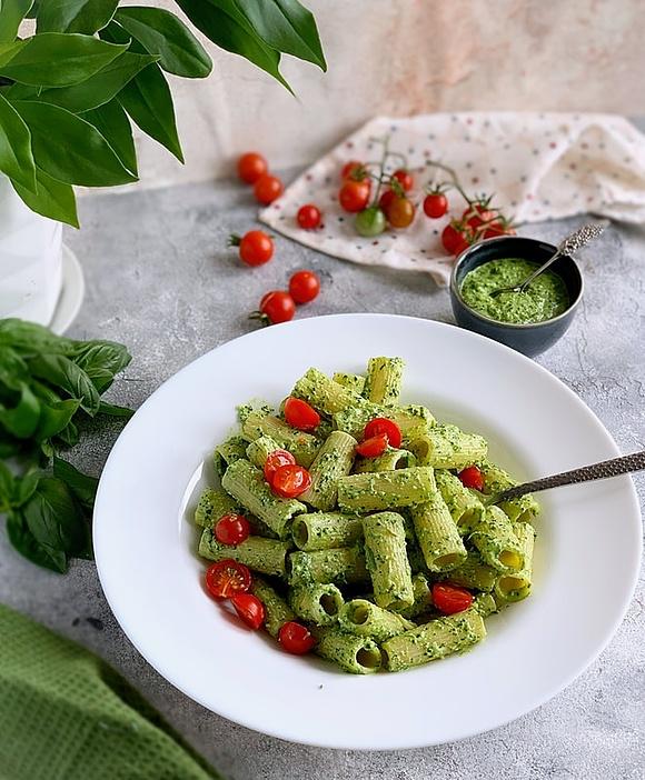 Makaron rigatoni z pesto z rukoli, orzechów nerkowca i parmezanu