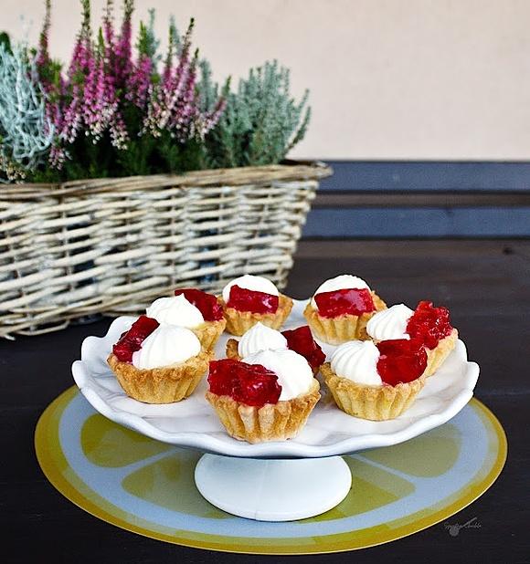 Babeczki z lemon curd i malinami w galaretce