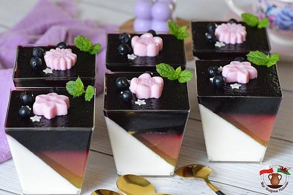 Panna cotta z jagodowym musem