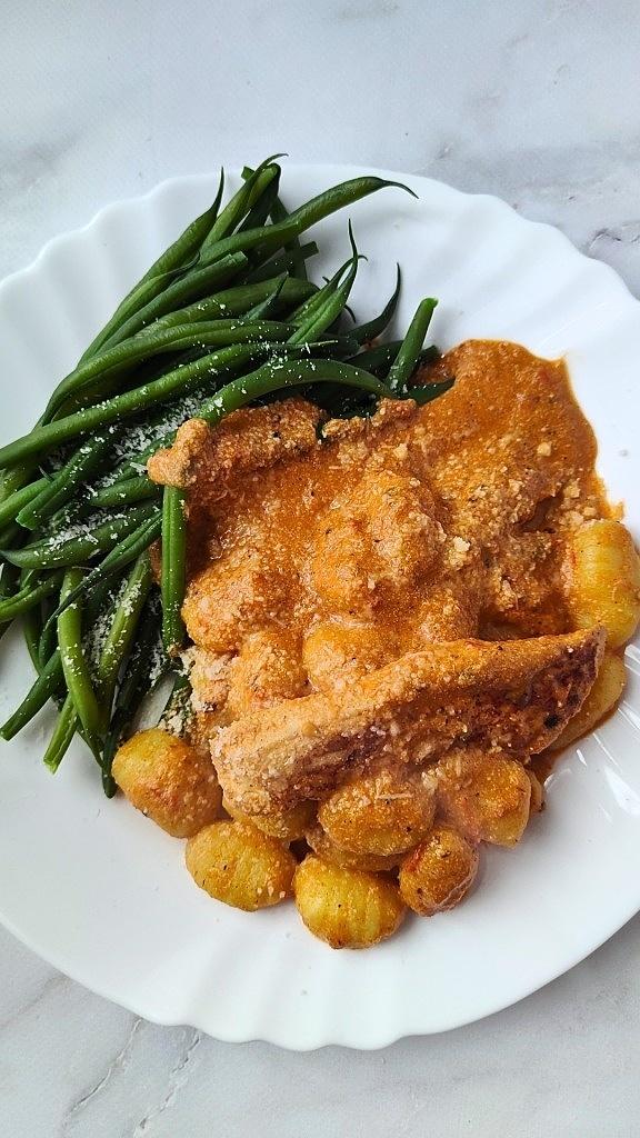 Kurczak w sosie pomidorowo-migdałowym z gnocchi i fasolką