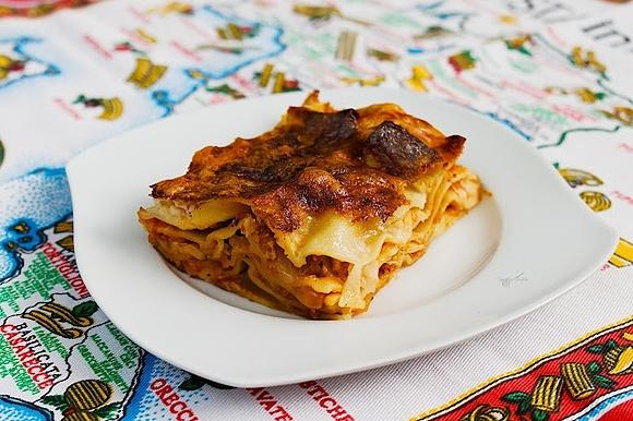 Wege lasagne z cukinią, beszamelem i parmezanem