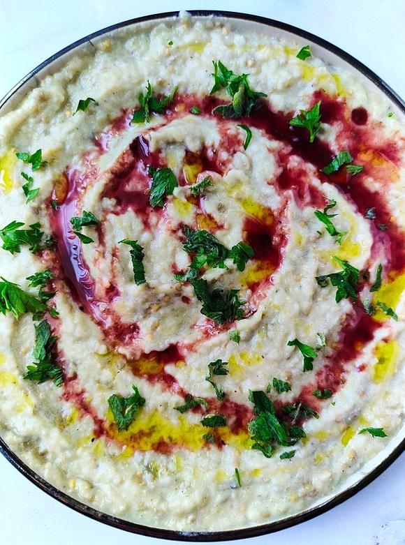 Mutabal, pancake wytrawny i proteinowe borówki w jogurcie