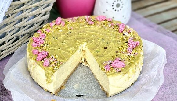 Sernik pieczony w kąpieli wodnej z pistacjową polewą