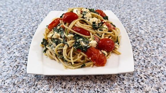 Lekkie spaghetti ze szpinakiem i fetą