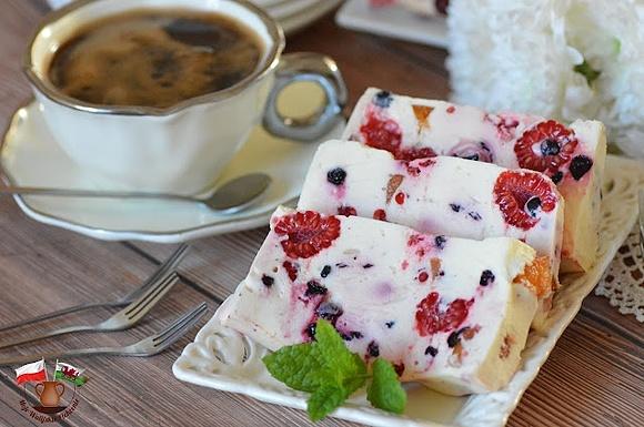 Śmietanowiec z owocami pyszny deser bez pieczenia