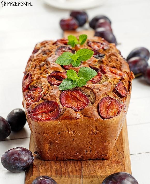 Ciasto bananowe ze śliwkami - przepis na słodko-kwaśne ciasto