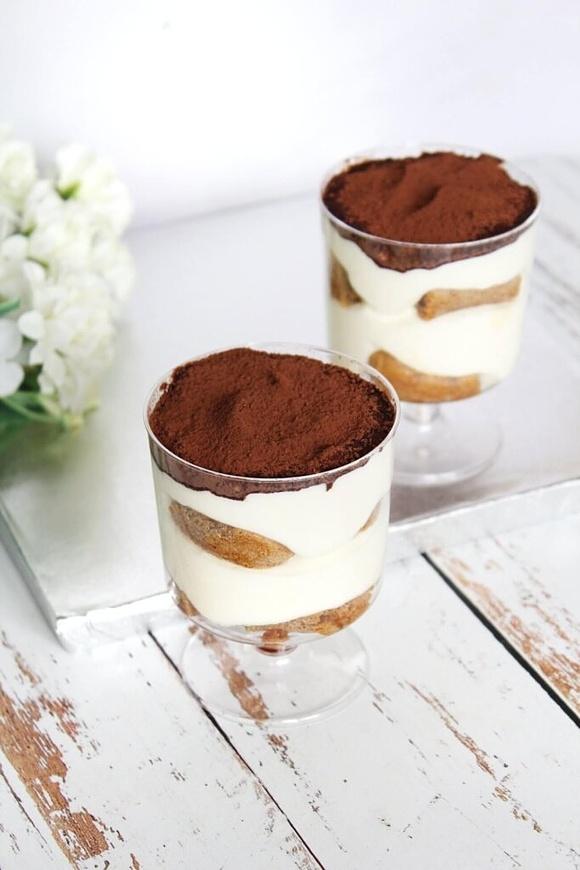 Szybkie mini deserki tiramisu bez jajek z mascarpone i jogurtem greckim
