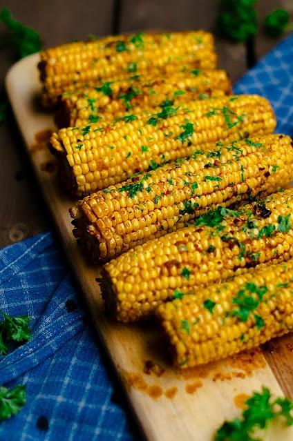 Pieczone kukurydze z masłem czosnkowym, wędzoną papryką i pietruszką