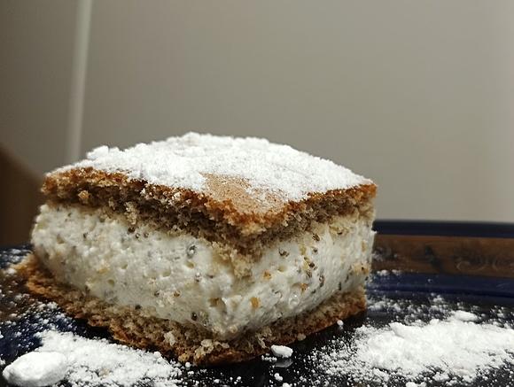 Anyżowy keto biszkopt przekładany pianką z chia
