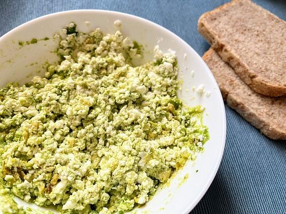 Pasta twarogowa z awokado - szybki i zdrowy pomysł na śniadanie