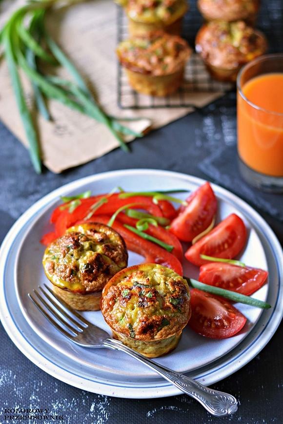 Muffiny jajeczne z awokado i płatkami quinoa