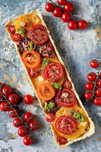 Tarta z fetą i kolorowymi pomidorami