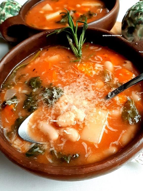 Ribollita – włoska zupa fasolowa