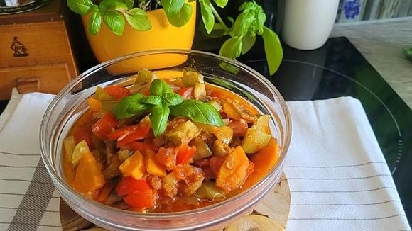 Leczo z warzyw i mięs - szybki przepis na obiad