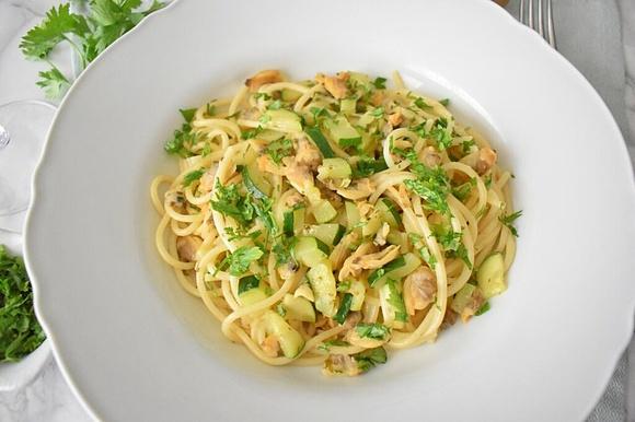 Spaghetti z cukinią i małżami vongole