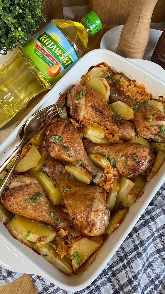 Pieczone podudzia z kurczaka na kapuście kiszonej z ziemniakami