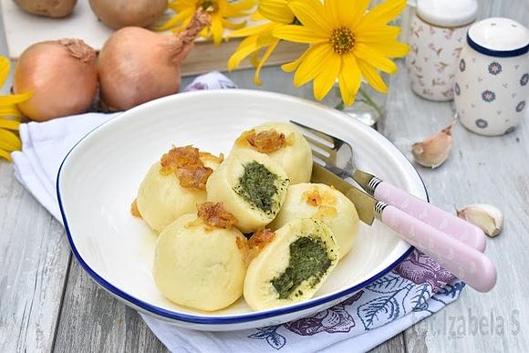 Kluski śląskie ze szpinakiem i cebulką